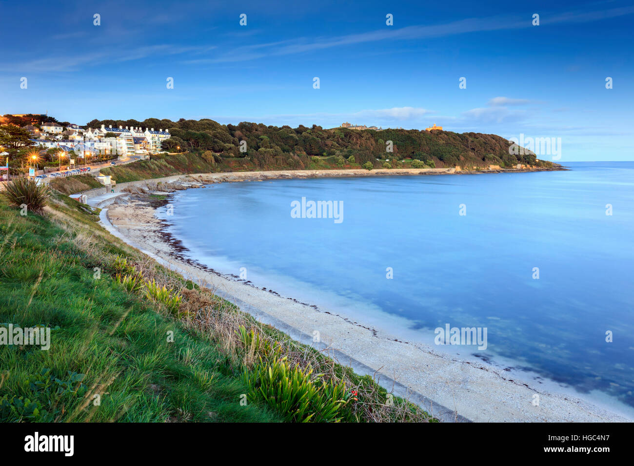 La vue sur le château de Pendennis se former au-dessus de la plage du château à Falmouth Banque D'Images