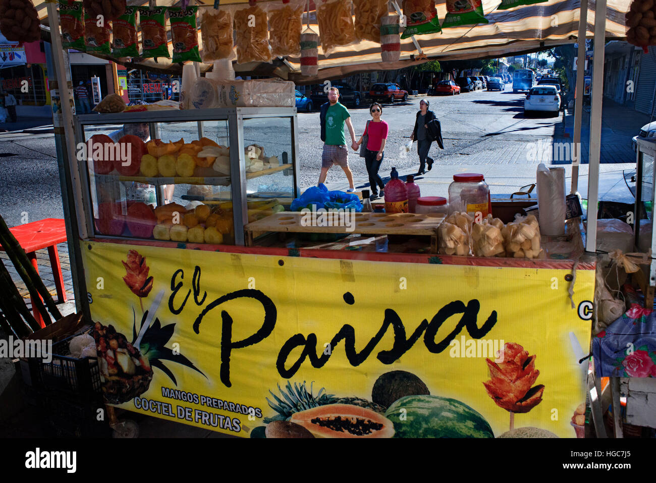Magasin de fruits et produits locaux. Scène de rue à La Paz, en mer de Cortez, Baja California, Mexique. Banque D'Images