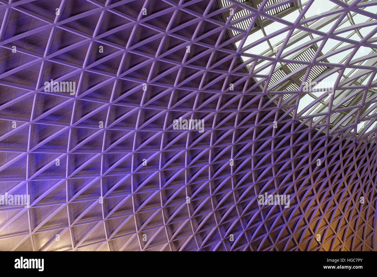 Le toit de la hall des départs à la gare de Kings Cross, London, UK. Banque D'Images