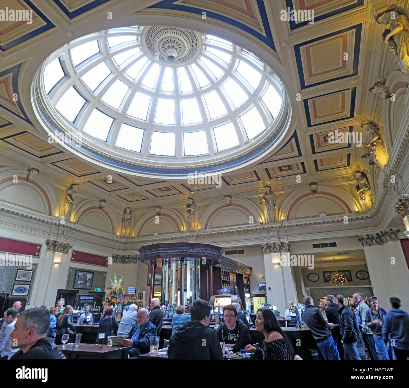 Un ancien grand bâtiment victorien de banque - The Counting House Wetherspoon Pub, 2 St Vincent place, Glasgow, Écosse, Royaume-Uni, G1 2DH Banque D'Images
