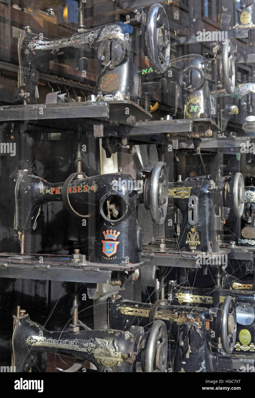 Machines à coudre en vitrine de tous les Saints Spittalfields Banque D'Images