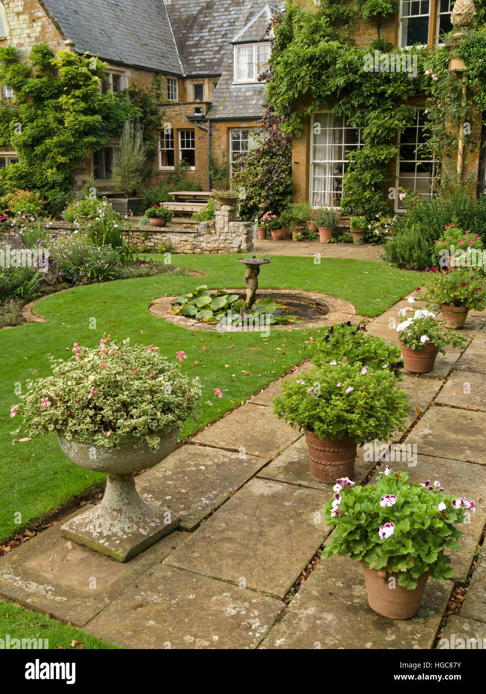 Pots et jardinières patio dans des jardins du Manoir de coton, Coton, Northamptonshire, England, UK. Banque D'Images