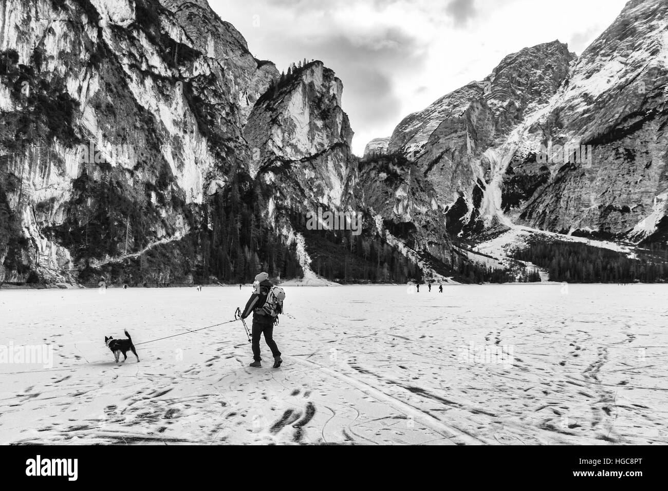 Paysage d'hiver du lac gelé à Braies alpes Dolomites, Italie. Banque D'Images