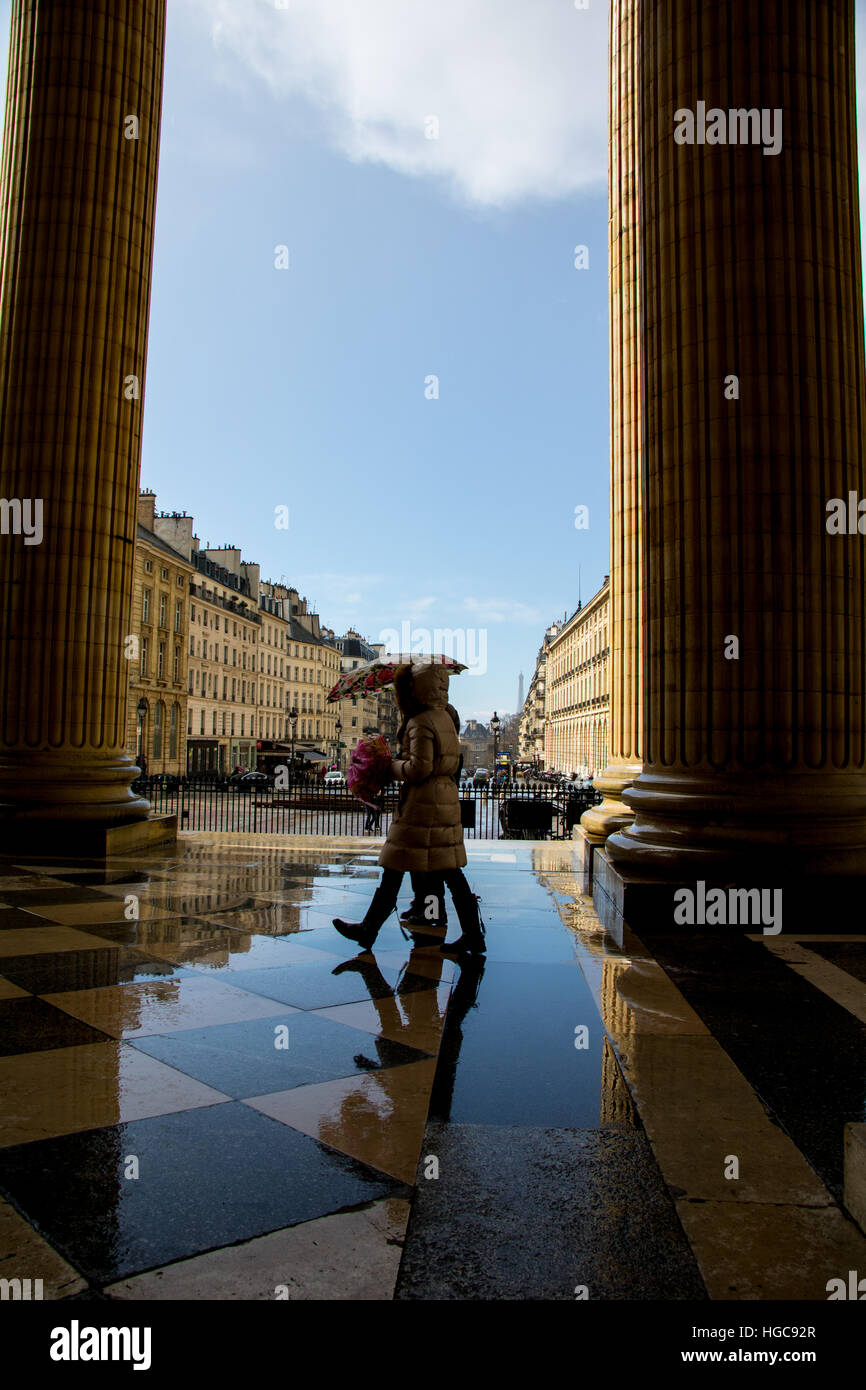 Deux marcheurs se reflétant dans l'eau Banque D'Images