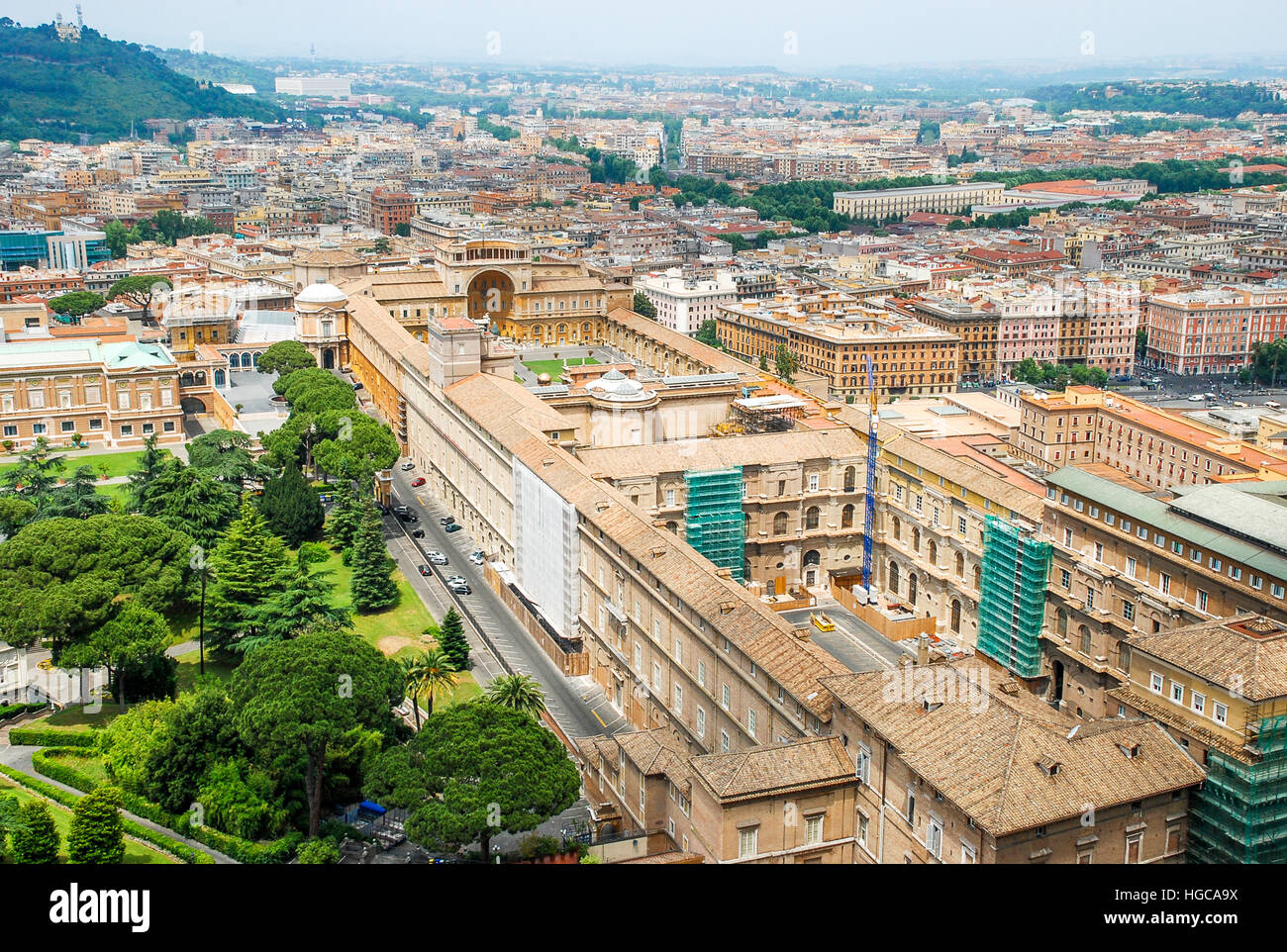 Vue aérienne des bâtiments et le jardin dans la Cité du Vatican depuis le toit de la Basilique Papale de Saint Pierre dans la Cité du Vatican, Italie Banque D'Images