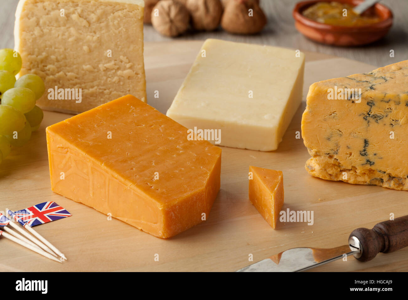 Morceaux de fromage traditionnel anglais sur un plateau de fromages Banque D'Images