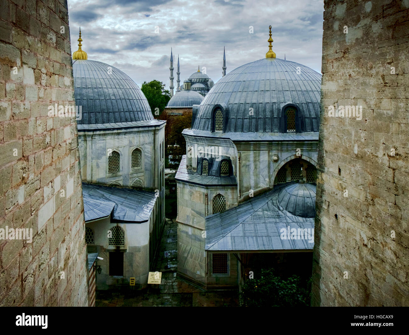 Vue sur la Mosquée bleue de Sultanahmet depuis une fenêtre à Sainte-Sophie Banque D'Images