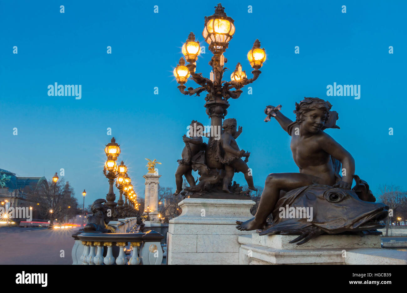 Le pont Alexandre III est un pont en arc pont qui enjambe la Seine à Paris. Il est largement considéré comme le plus décorés, extravagante pont dans la cit Banque D'Images