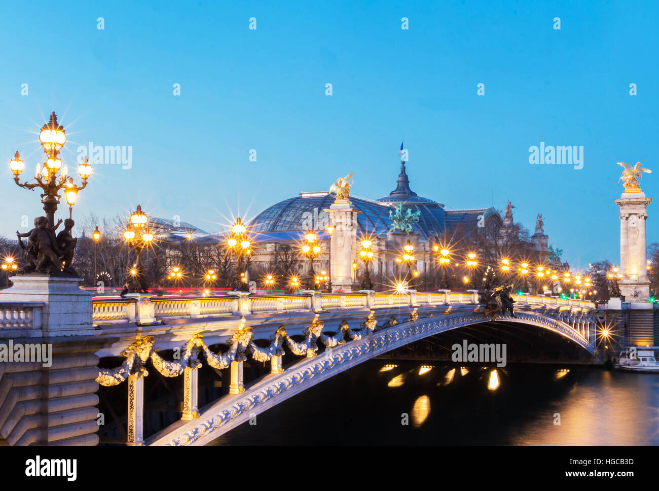 Le pont Alexandre III est un pont en arc pont qui enjambe la Seine à Paris. Il est largement considéré comme le plus fleuri, pont extravagants dans la ville Banque D'Images