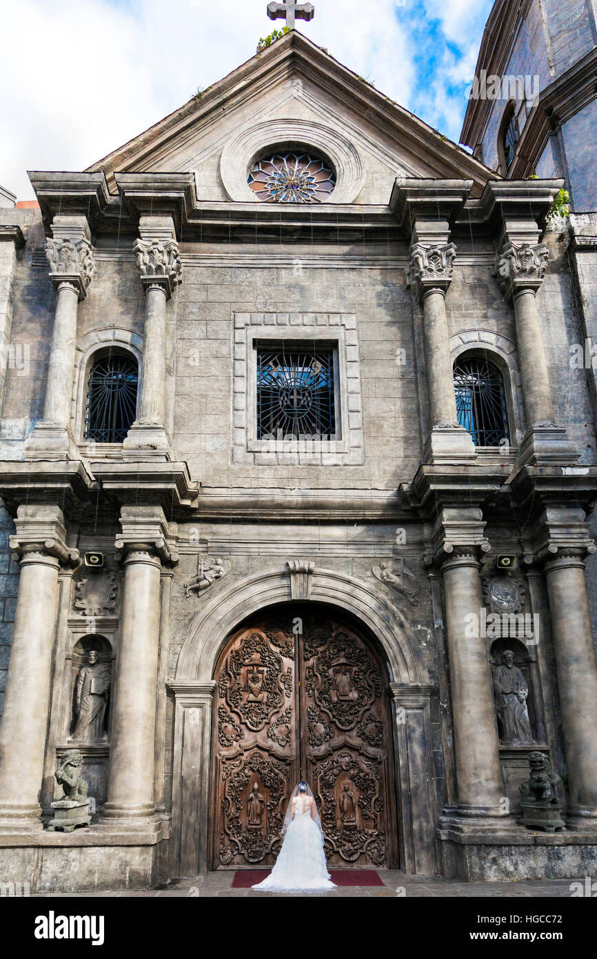 Mariée philippine seule à la porte de chusrch, St. Augustine, Intramuros, Manla, Philippines Banque D'Images