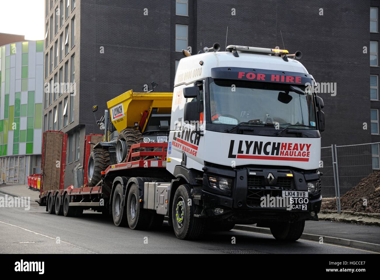 Lynch Renault Transport STGO Cat 2 chargeur faible poids lourd camion à benne d'attente par un chantier de construction à Sheffield Banque D'Images