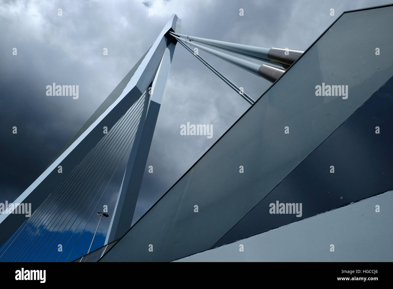 Le pont Erasme de Rotterdam en vue d'en bas Banque D'Images