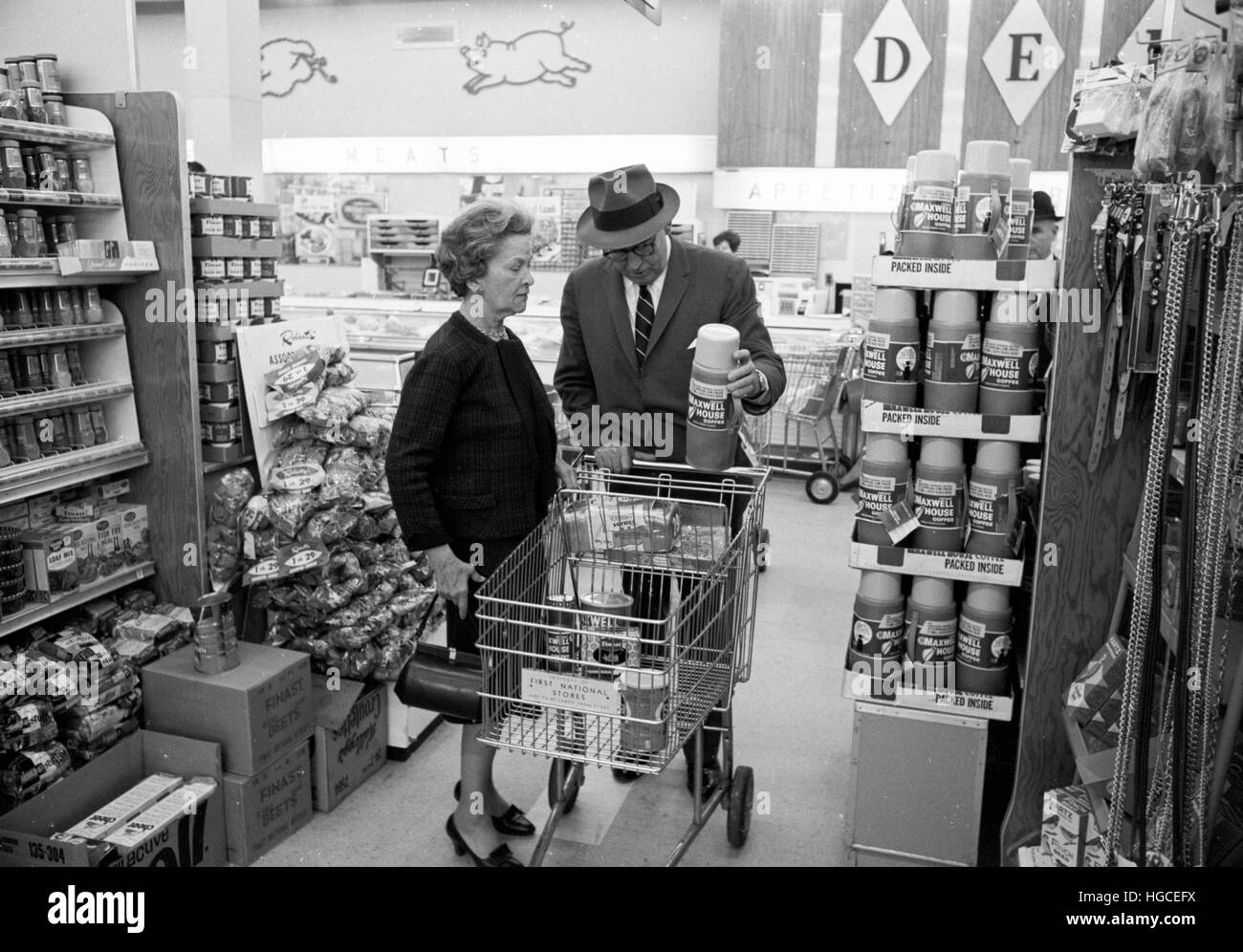 Charles G. Mortimer, shopping de General Foods produits avec sa femme. Banque D'Images