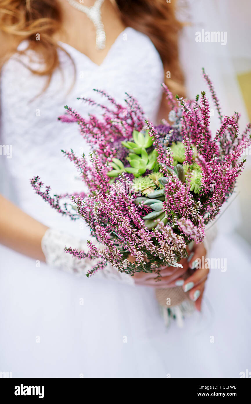 Bride holding a bouquet de mariage magnifique de fleurs sauvages Banque D'Images