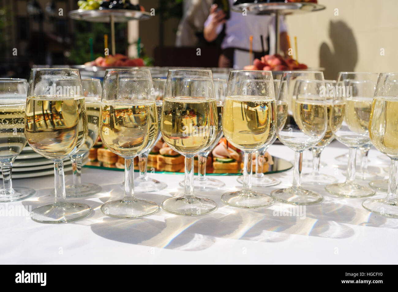 Lunettes avec du champagne à la cérémonie de mariage Banque D'Images