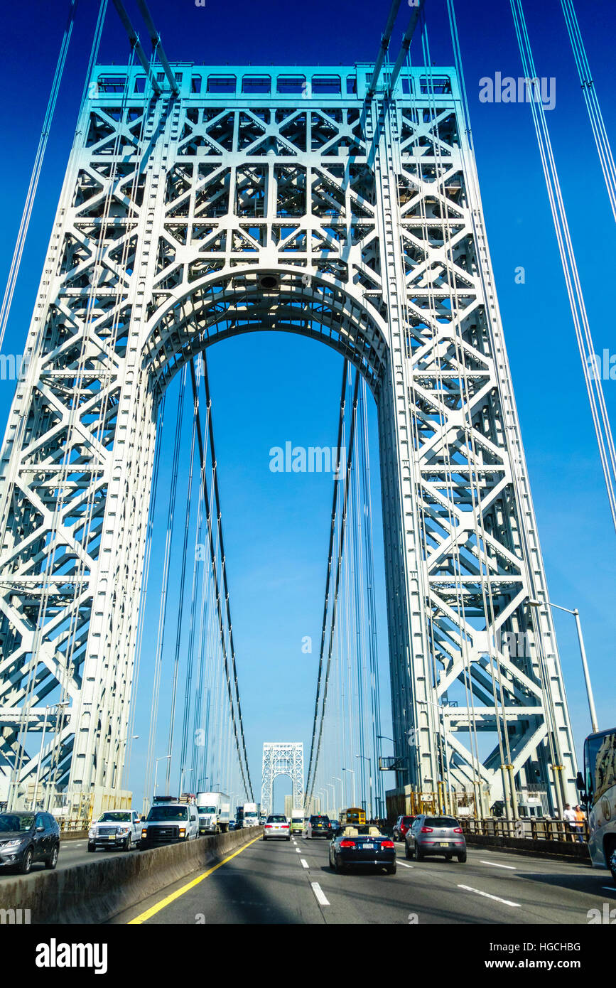 George Washington Bridge. En direction est sur le niveau supérieur de Fort Lee, New Jersey à Washington Heights, Manhattan à New York City sur la I-95. Banque D'Images