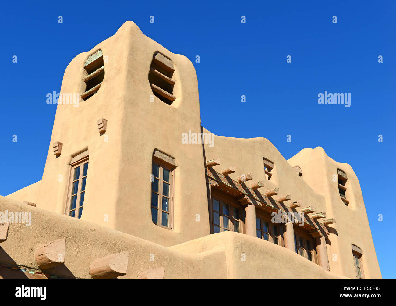 L'architecture traditionnelle de style adobe Pueblo habituellement dans des tons de terre, appelé style Old Santa Fe, Nouveau Mexique Banque D'Images
