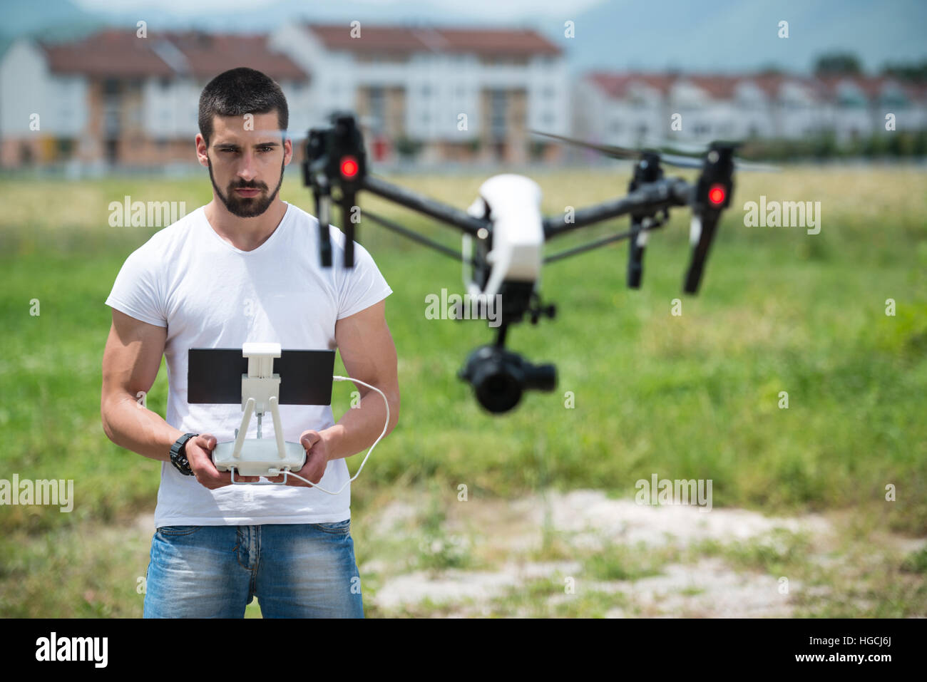 Commande à distance pour le drone dans les mains de l'Homme Photo Stock -  Alamy