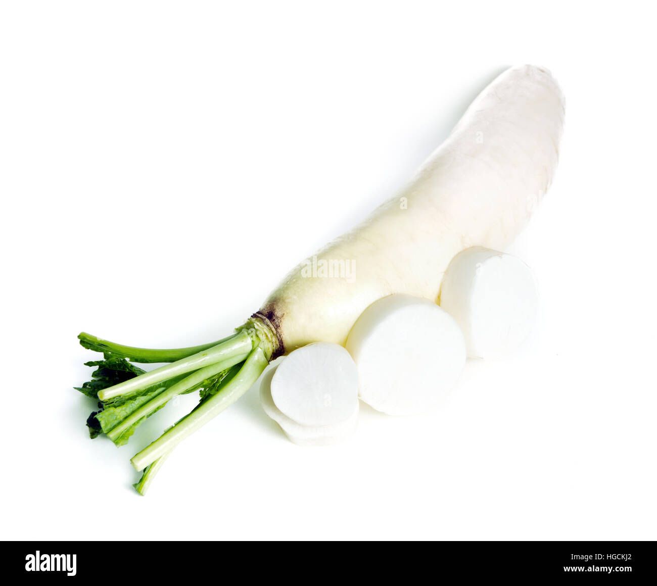 Radis Daikon frais avec des tranches de morceaux isolé sur fond blanc Banque D'Images