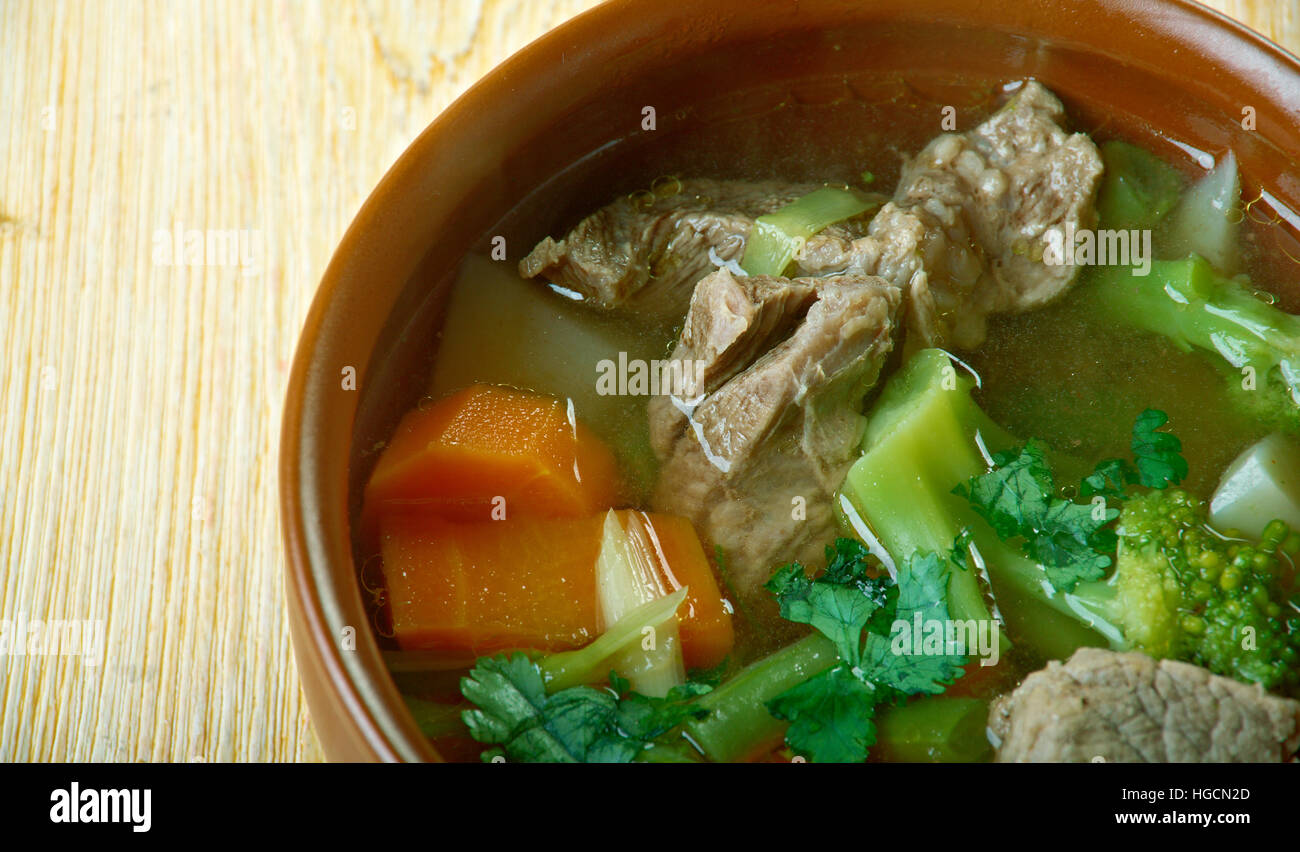 Soupe de printemps appelé Garmugia -soupe dans la cuisine italienne qui a débuté à Lucca, Toscane, Italie centrale Banque D'Images