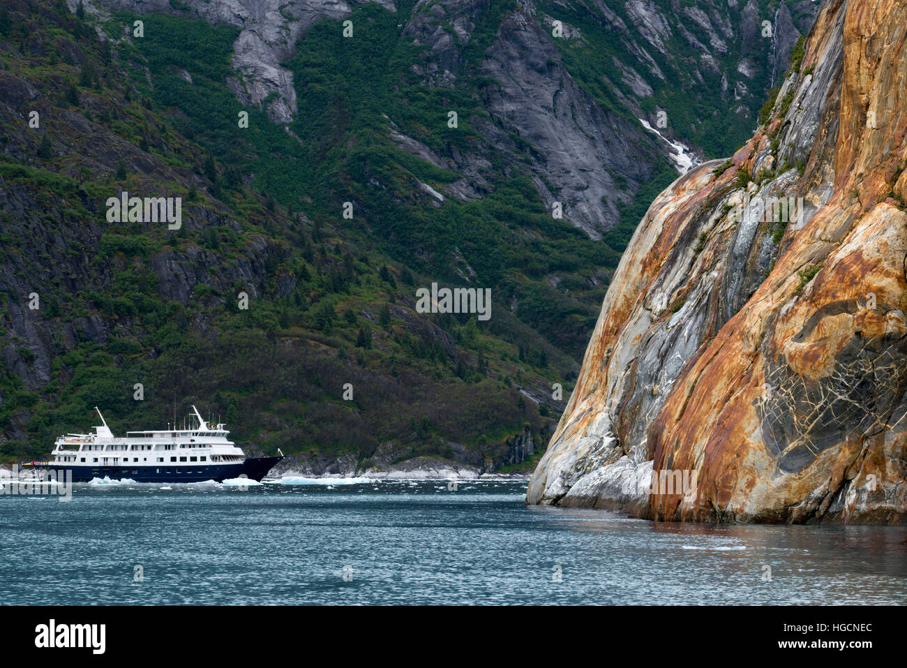 Rock Formation à Endicott Arm en Alaska Glacier Jour du petit bateau Brume Cove en Alaska. Safari croisière Endeavour à gués la terreur, Endicott Arm, T Banque D'Images