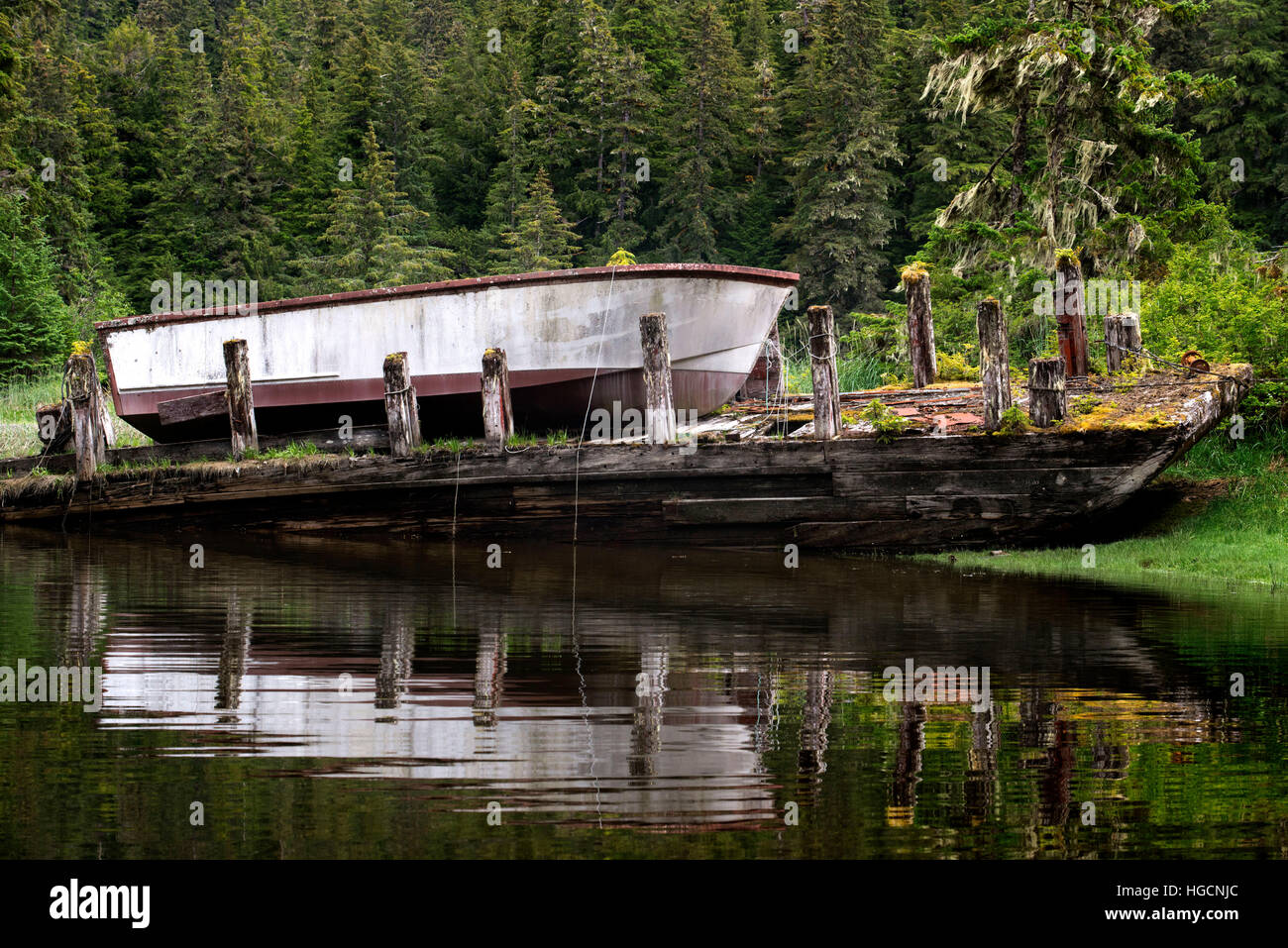 Vieux bateau dans une forêt pluviale tempérée sur les îles Brothers entre passage Stephens et Frederick Sound. Archipel Alexander, le sud de l'Alaska. L Banque D'Images