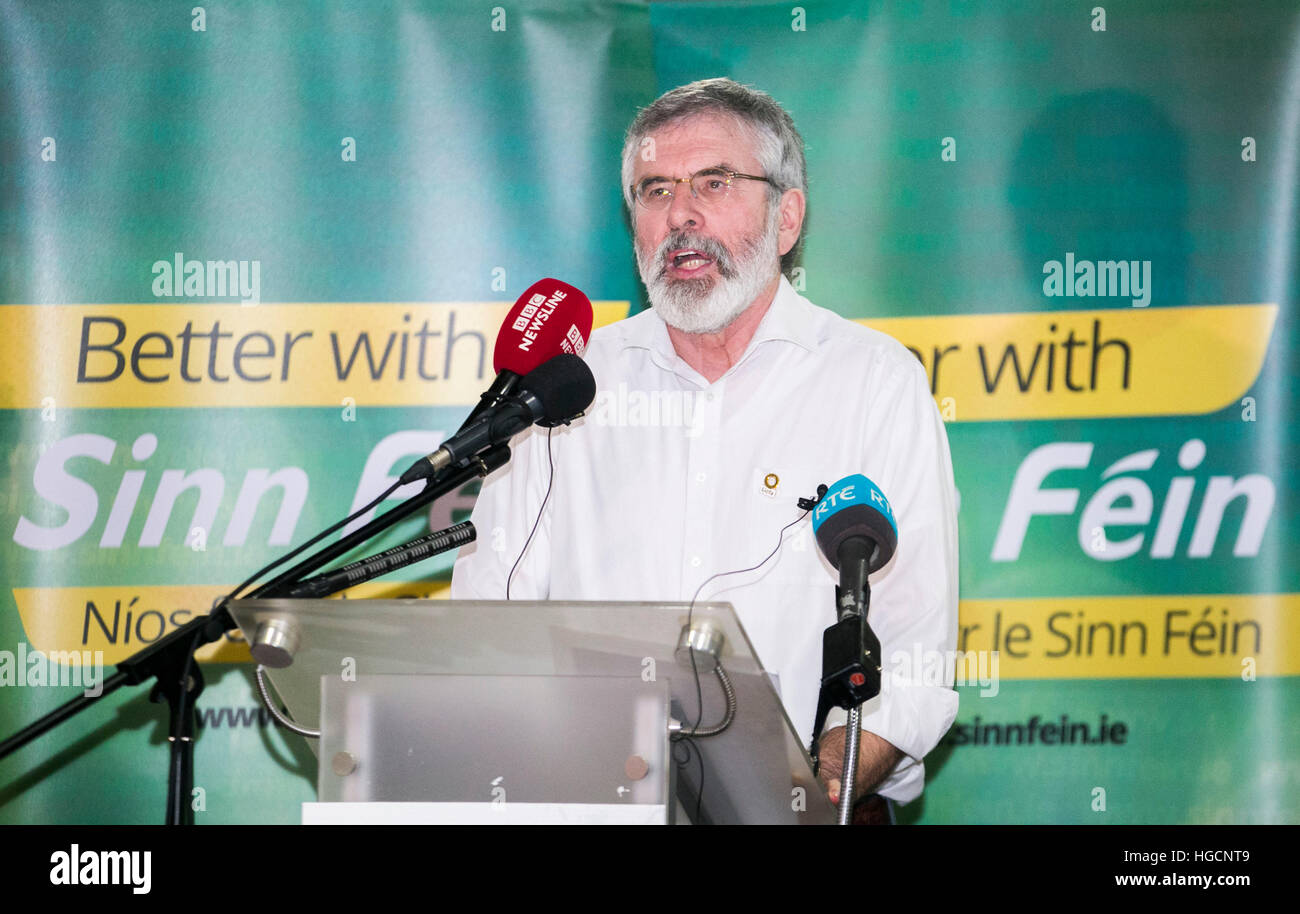 Le président du Sinn Fein Gerry Adams TD s'adressant à la partie fidèle en réponse aux récents événements entourant Arlene Foster et le DUP au Club des criminels, Falls Road, Belfast. Banque D'Images