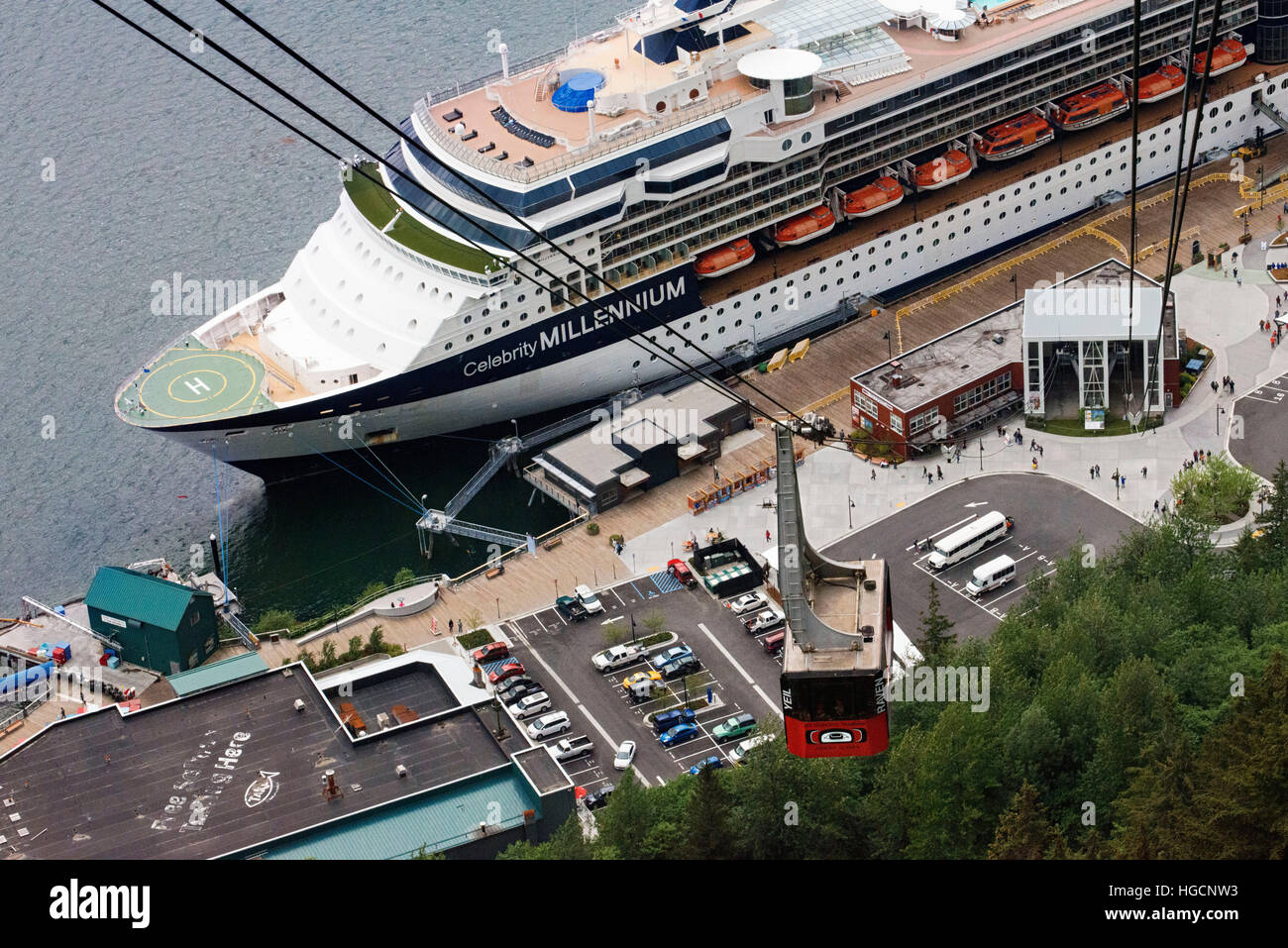 Le centre-ville de Juneau, ville. De l'Alaska. USA. Celebrity Millennium bateau de croisière amarré entre montagnes enneigées et le Mont Roberts Tramway dans Juneau dock Banque D'Images