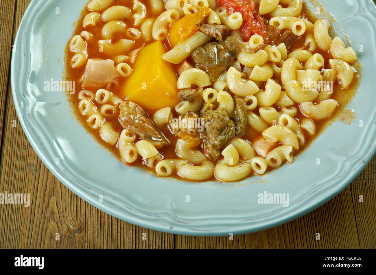 Boeuf à la mijoteuse et tomate Soupe Macaroni Banque D'Images