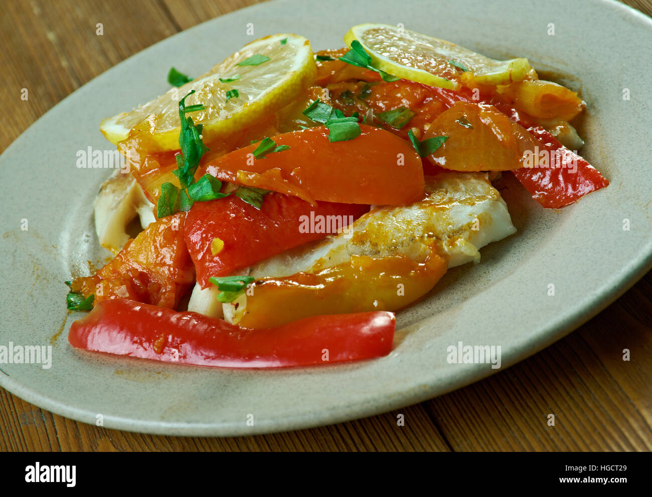 Psari Plaki - poisson au four à la grecque Photo Stock - Alamy