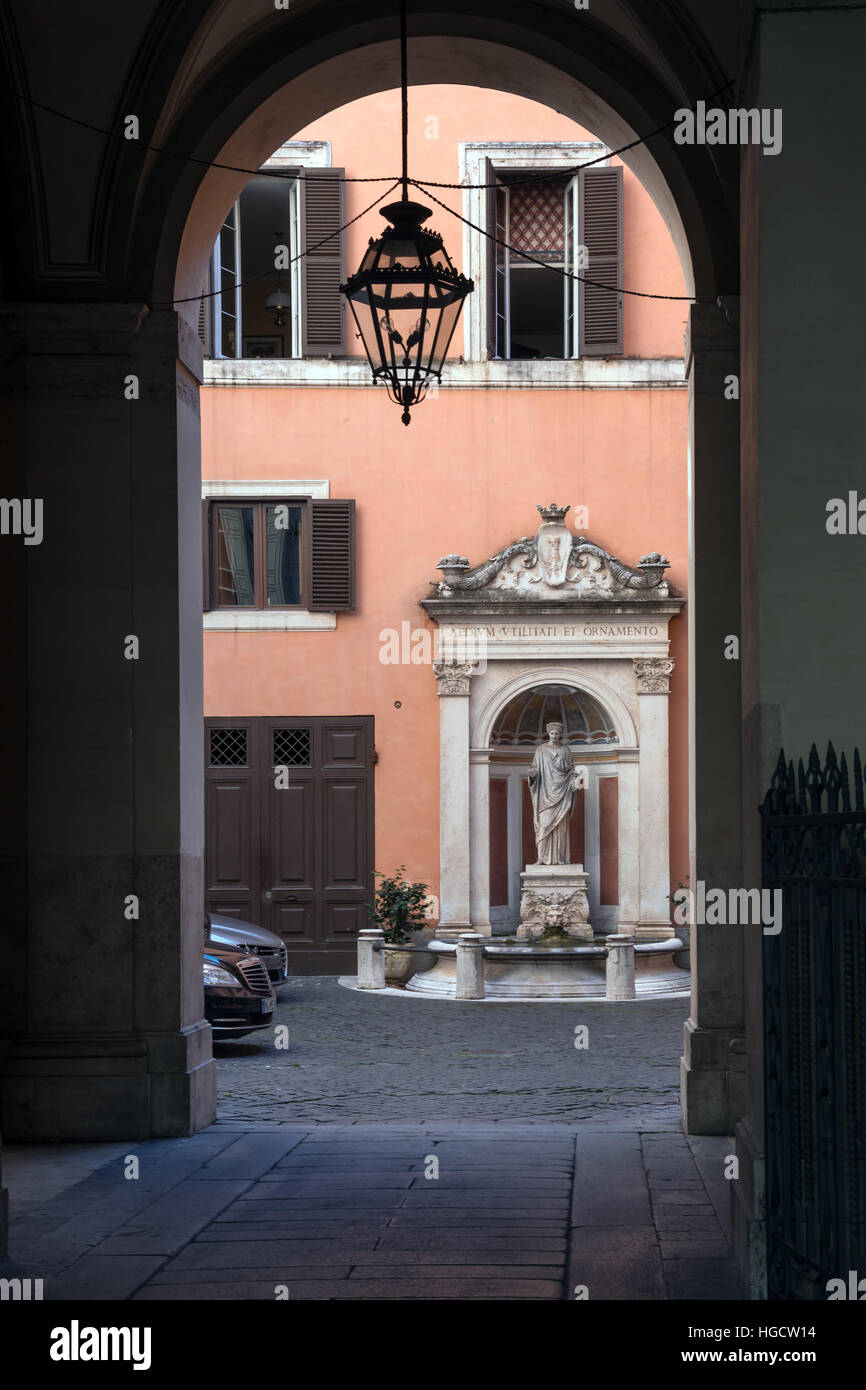 Meubles anciens cour avec fontaine et femme sculpture, Rome, capitale de l'Italie et la région du Lazio, Europe Banque D'Images