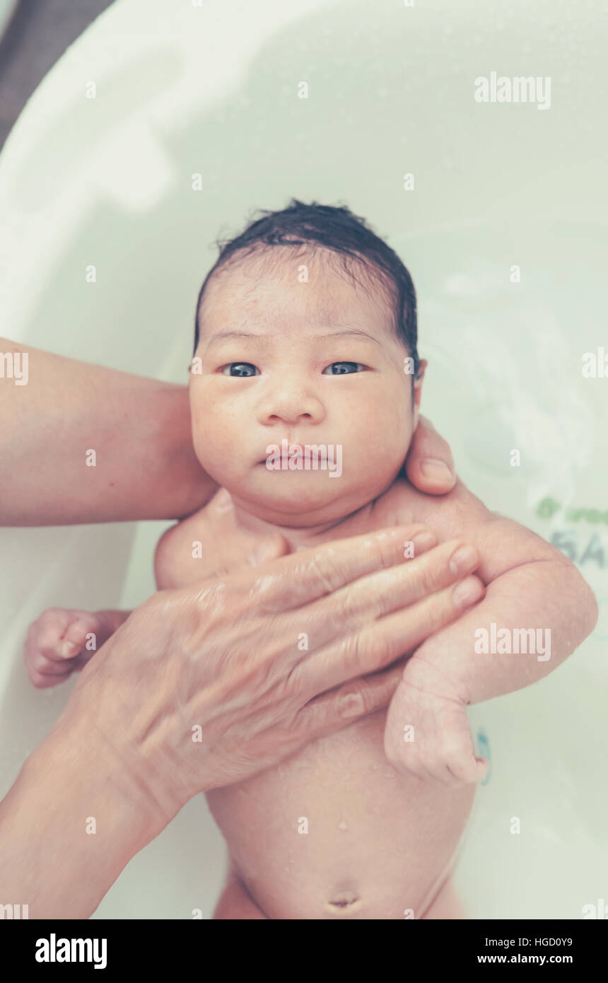 Naissance Bebe Fille Prendre Un Bain Avec L Aide De Mere Photo Stock Alamy