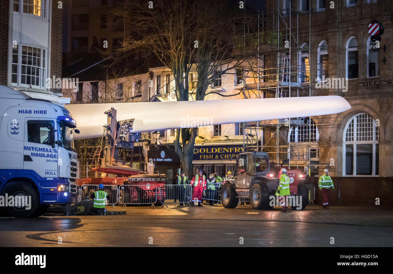 Travaux d'Art 'Blade', A 250 pieds de long (75m) éolienne, commandé par l'artiste multimédia Nayan Kulkarni et créé par les travailleurs de l'usine Siemens à Hull, est installé à Queen Square Victoria, à Hull. Banque D'Images