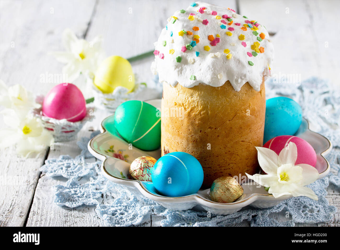 La traite : gâteaux traditionnel de Pâques et les oeufs de Pâques colorés sur une table en bois. Copier l'espace. Banque D'Images