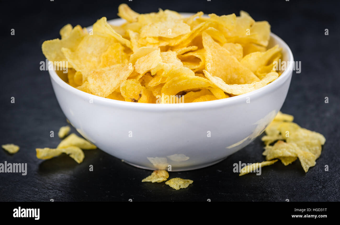 Des chips de pomme de terre au fromage et aux oignons sur vintage background (selective focus ; close-up shot) Banque D'Images