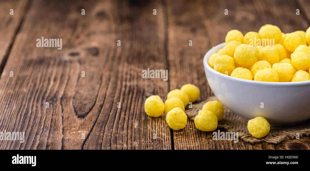 Boules de fromage (fried) comme haut détail Gros plan sur une table en bois vintage (selective focus) Banque D'Images