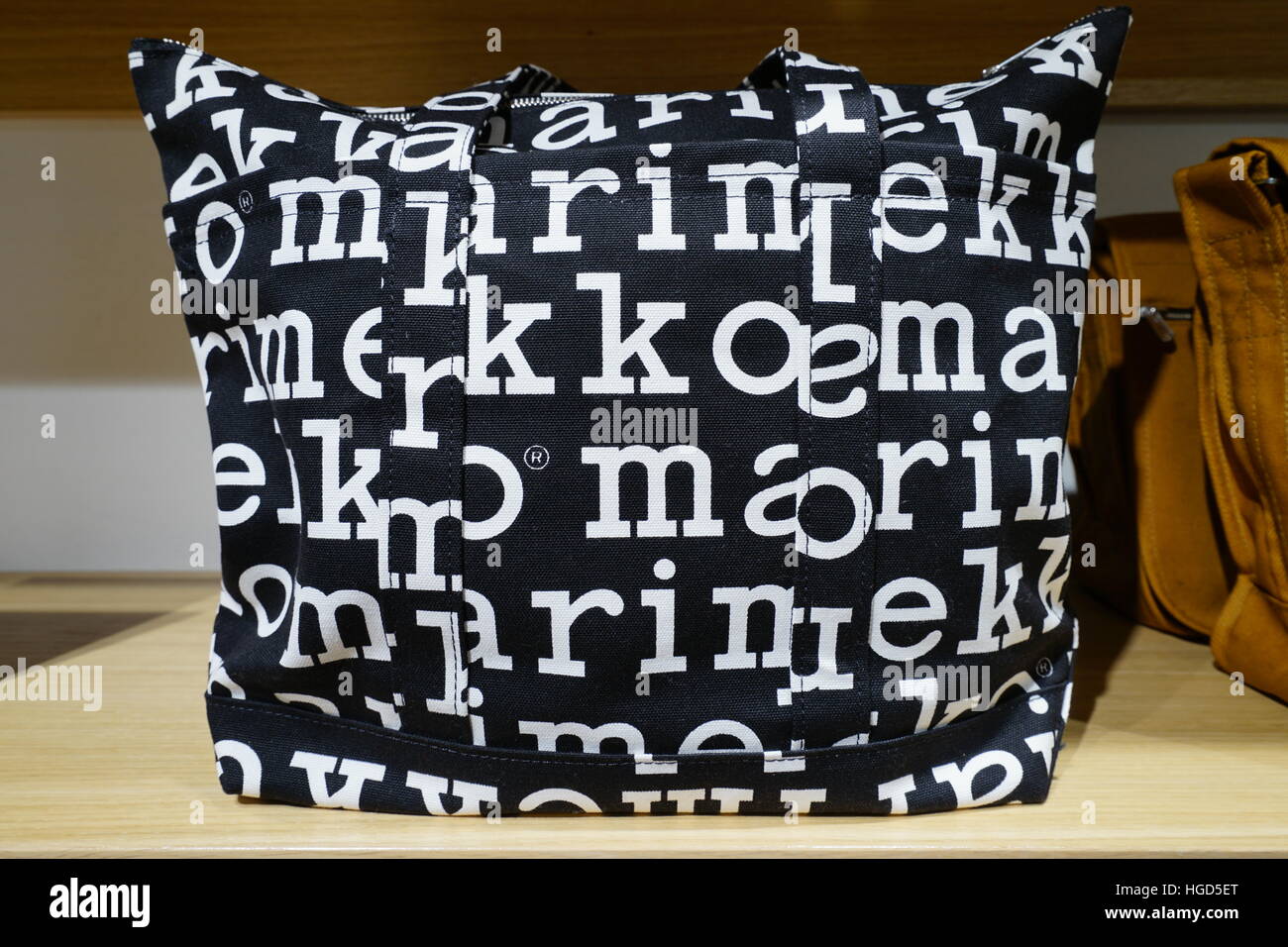 À l'intérieur d'une boutique de mode et textile Marimekko à Helsinki, Finlande Banque D'Images