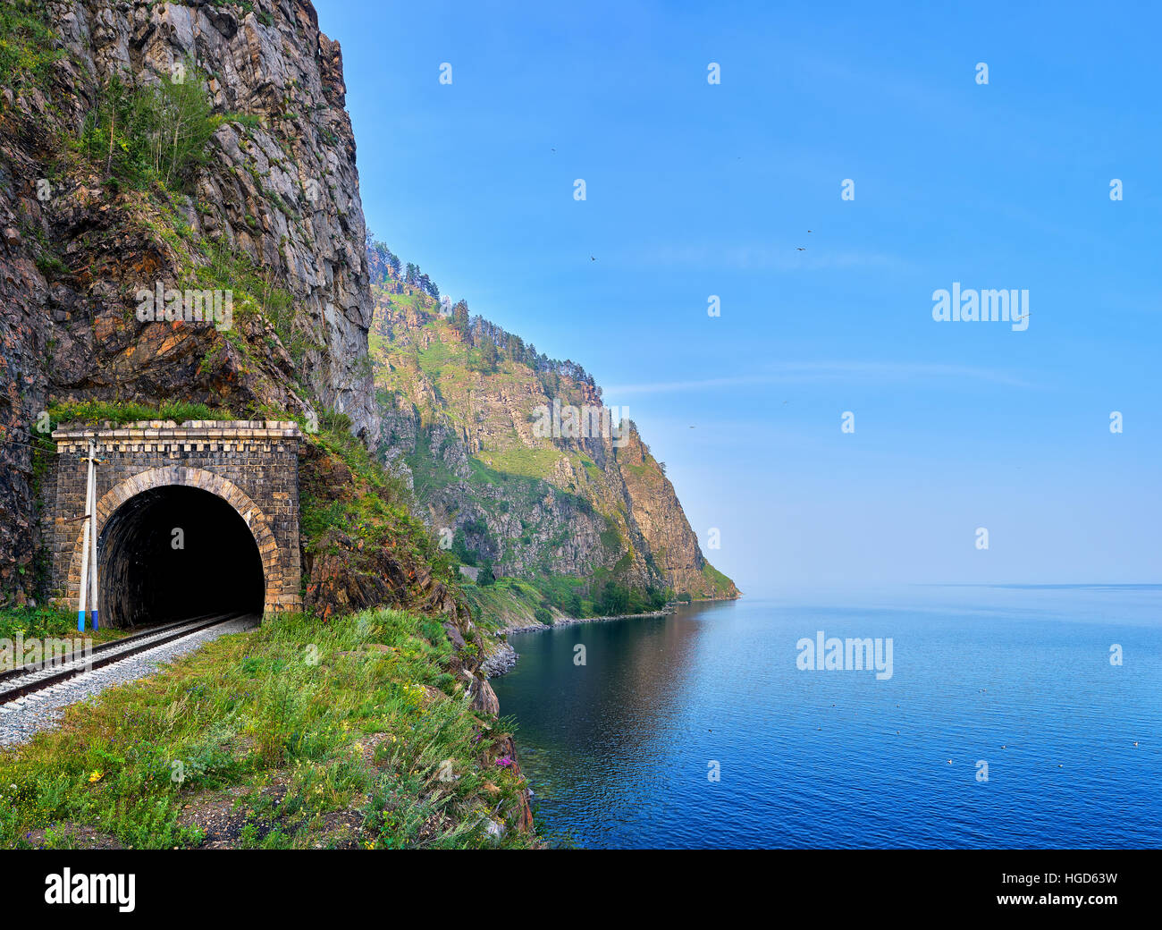 Tunnel ferroviaire à bord du plus profond de la terre du Lac Baïkal. Région d'Irkoutsk. La Russie Banque D'Images