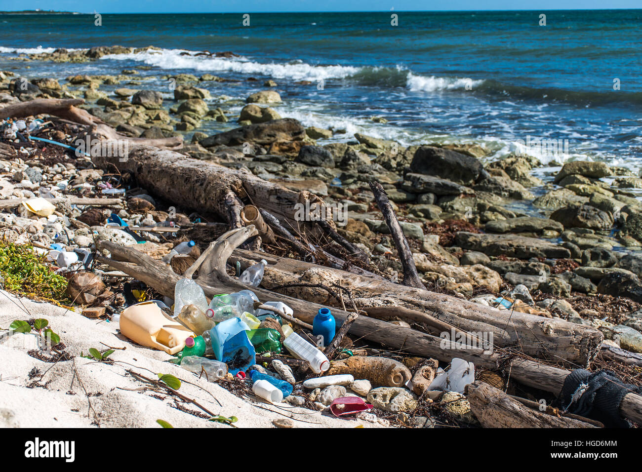 Le problème de la pollution de l'océan de la côte du Mexique avec la litière en plastique 7 Banque D'Images