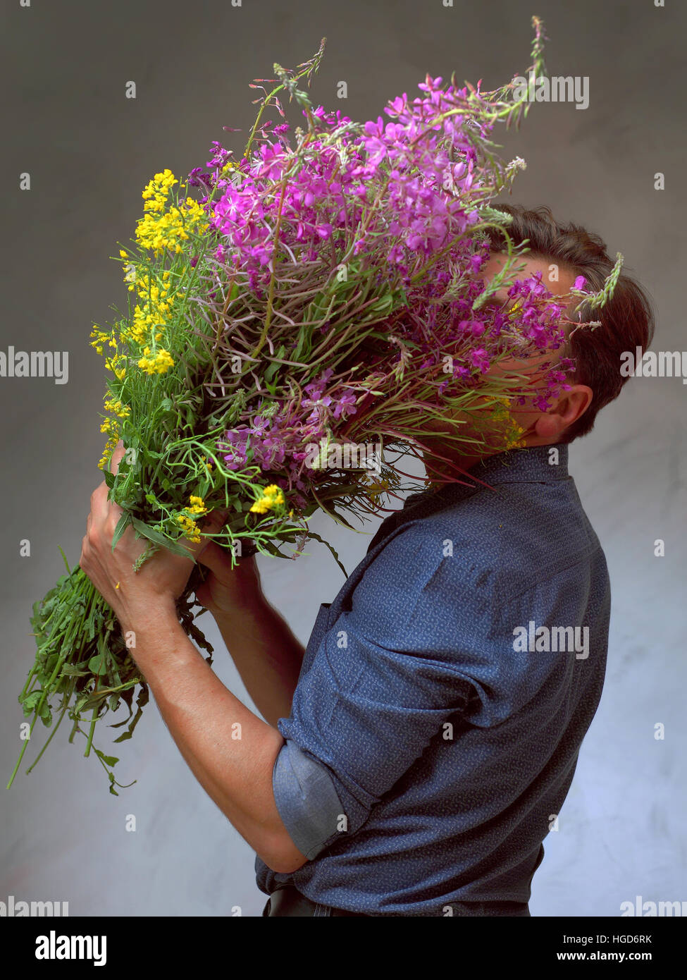 Homme tenant un énorme bouquet de fleurs sauvages, un homme est venu sur une date avec des fleurs, l'homme en attente de son amour Banque D'Images
