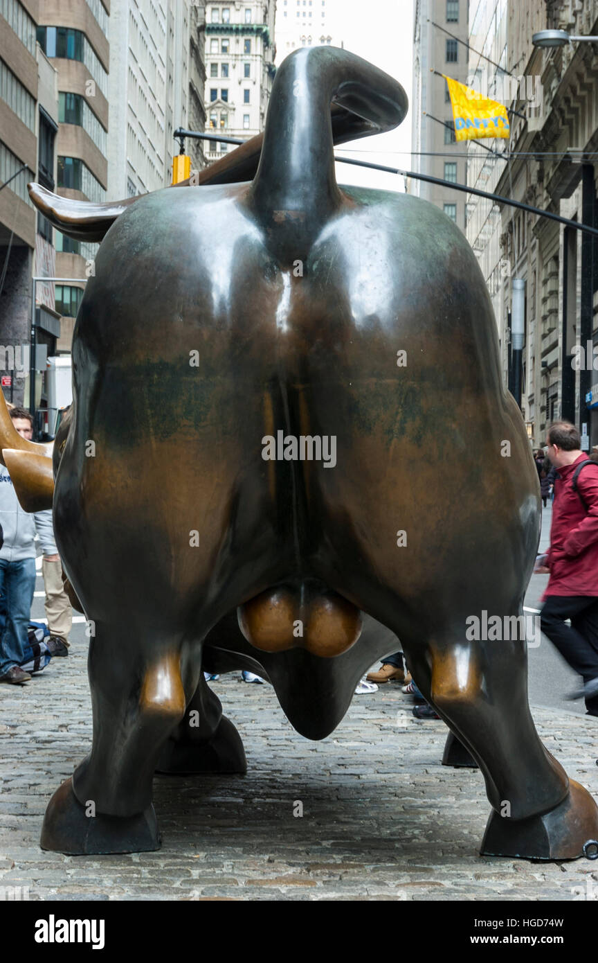 Vue arrière de Wall Street bull charge bronze sculpture, Manhattan, New York, NY, USA. Banque D'Images