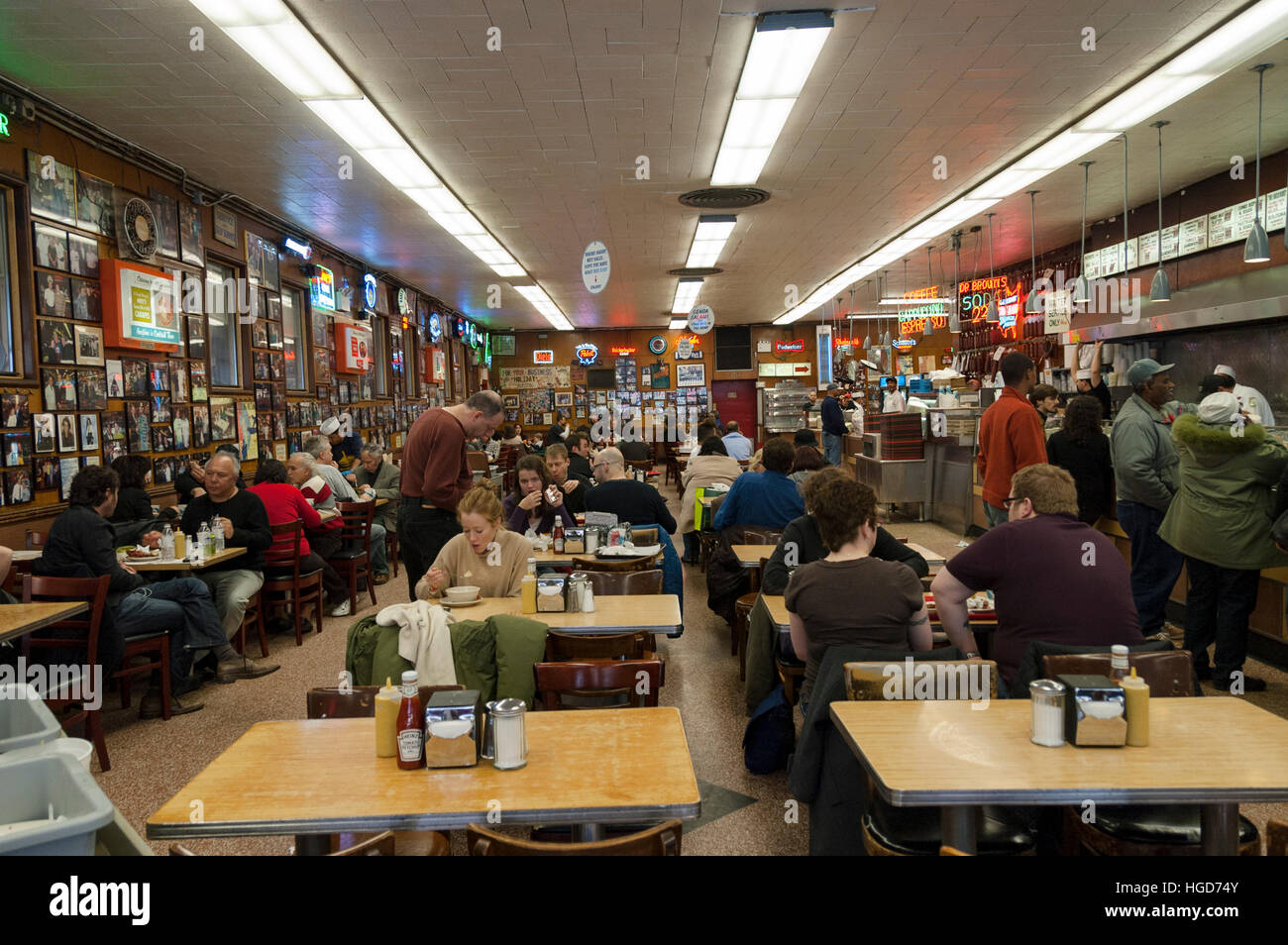 Profitez d'un client cachère au Katz's Deli Restaurant à Lower East Side de Manhattan, New York. Banque D'Images