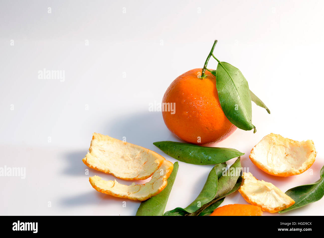 Fruits orange avec des feuilles Banque D'Images