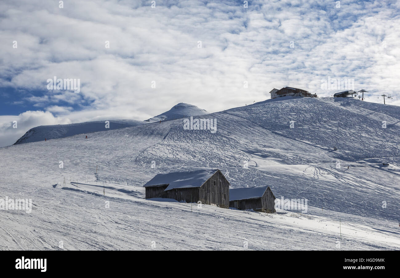 Domaine de ski vides situés en haute altitude dans les Alpes en Haute-Savoie dans le massif du Beaufortain près du Mont Blanc. Dans la distance peut être vu Mont Joly pe Banque D'Images