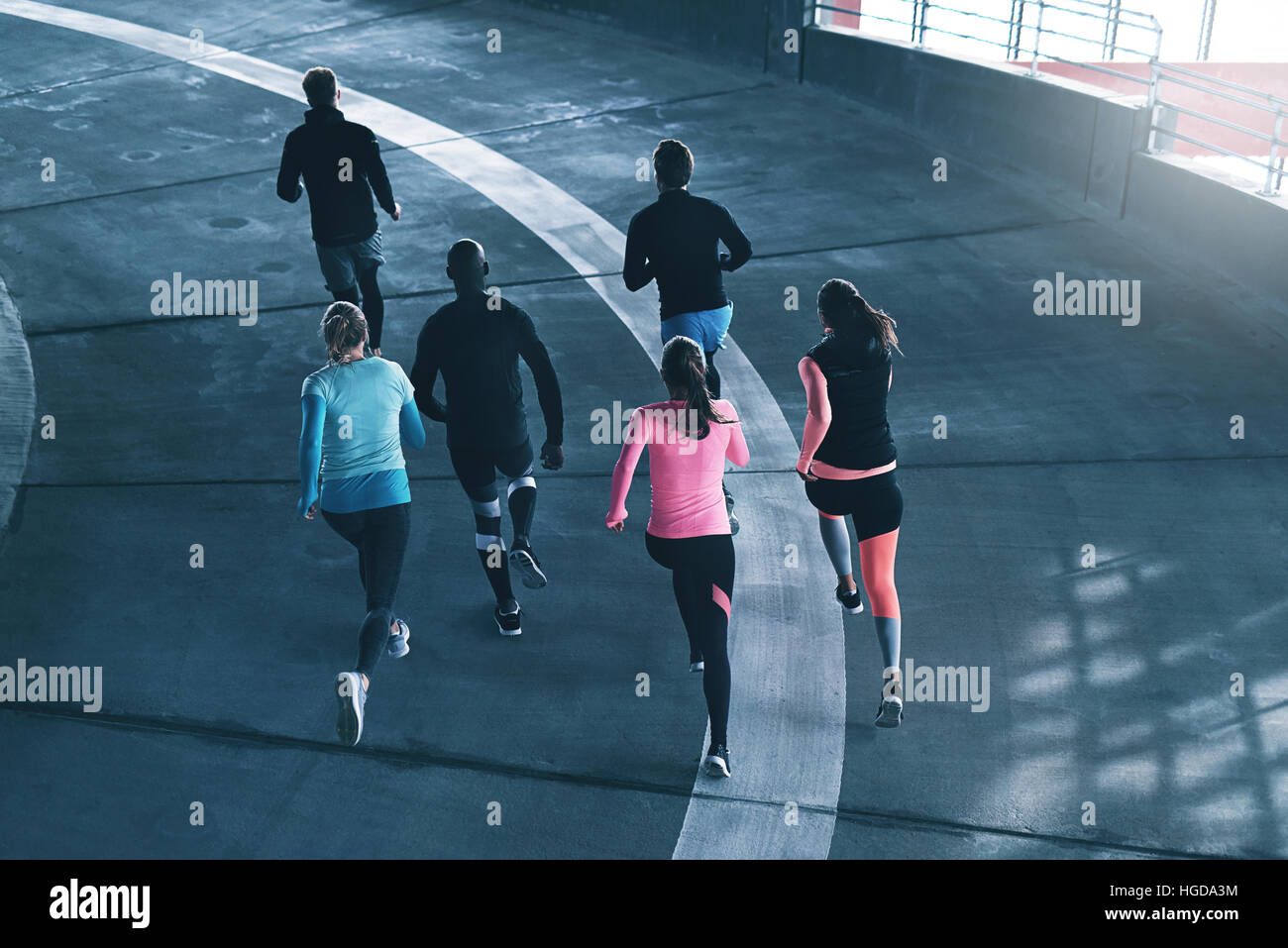 Les jeunes athlètes en formation dans une salle de sport et sportswear d'exécution sur piste de course. Banque D'Images