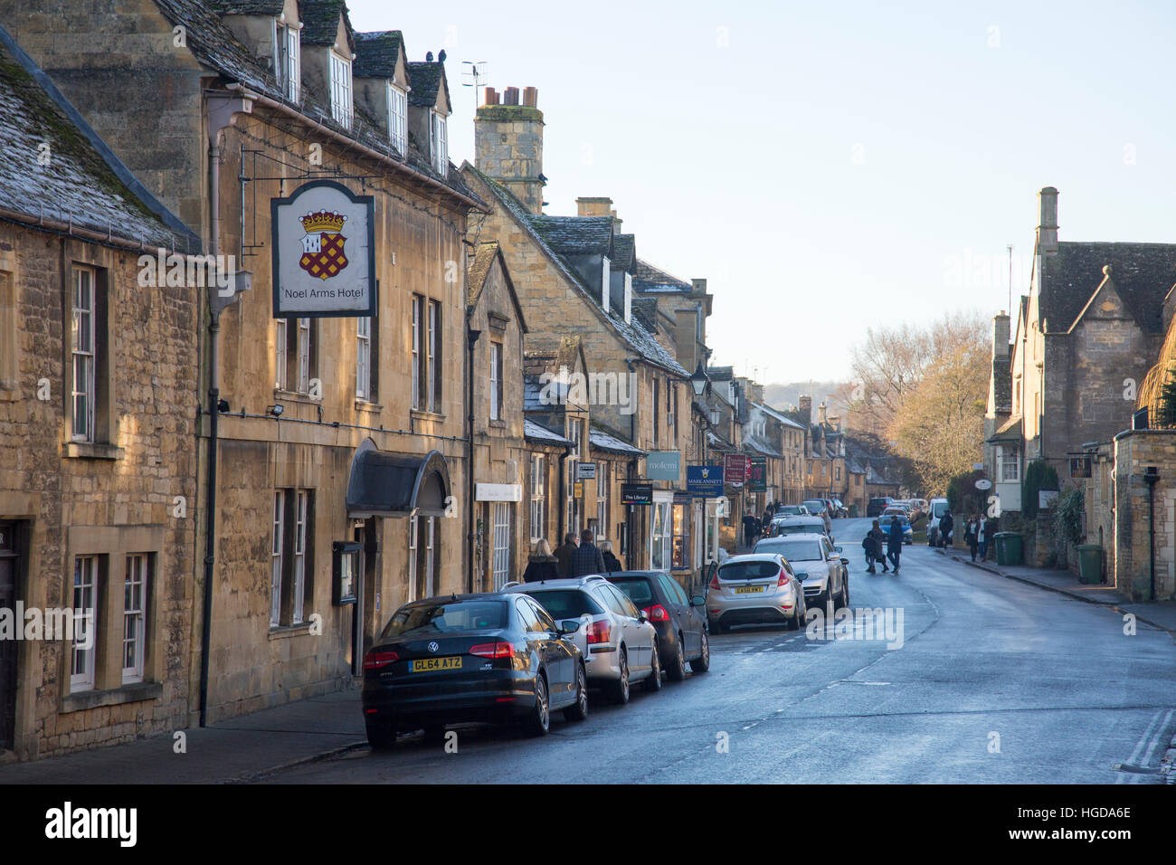 Chipping Campden High Street, célèbre ville de marché dans les Cotswolds, Gloucestershire, Angleterre, Royaume-Uni Banque D'Images