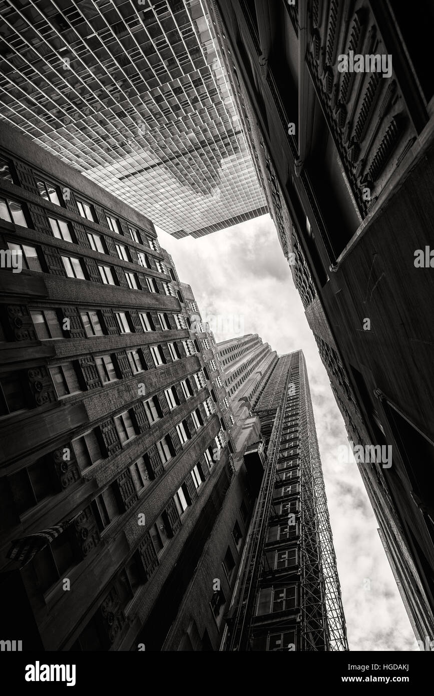 Regarder le ciel entre les gratte-ciel à New York City Banque D'Images