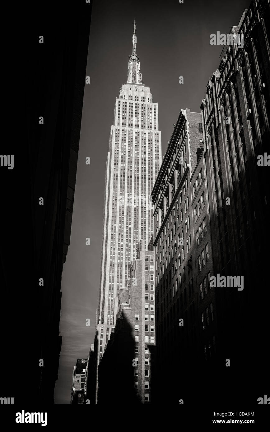 Monochrome classique vue sur l'Empire State Building par dessous, New York City Banque D'Images