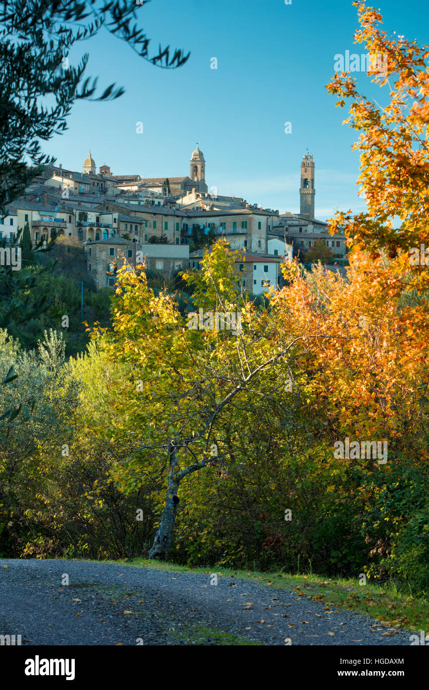 Voir l'automne de la ville médiévale de Cortona, Toscane, Italie Banque D'Images