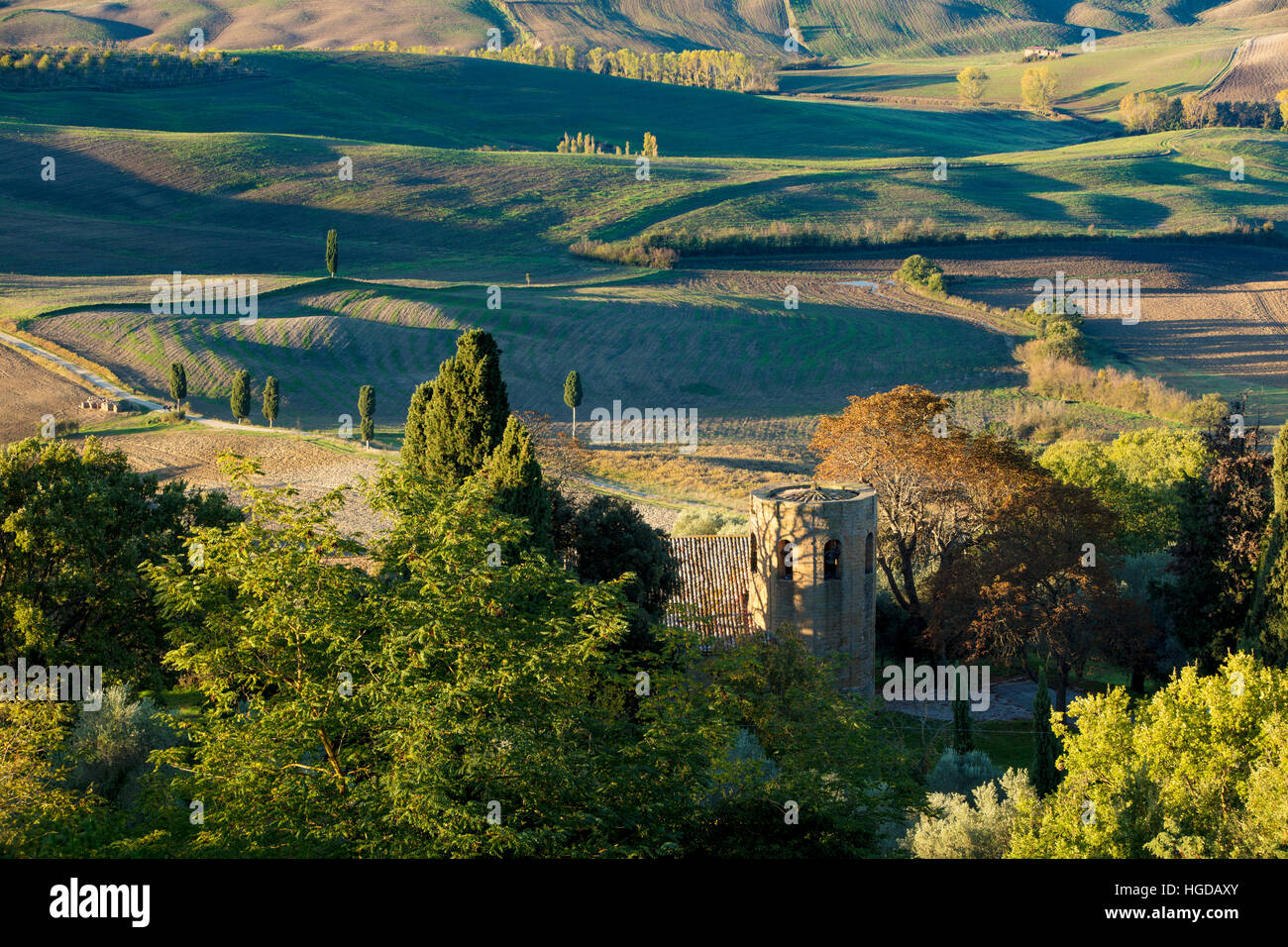 Tôt le matin, vue sur Pieve di Corsignano et la campagne toscane en dessous de Pienza, Toscane, Italie Banque D'Images